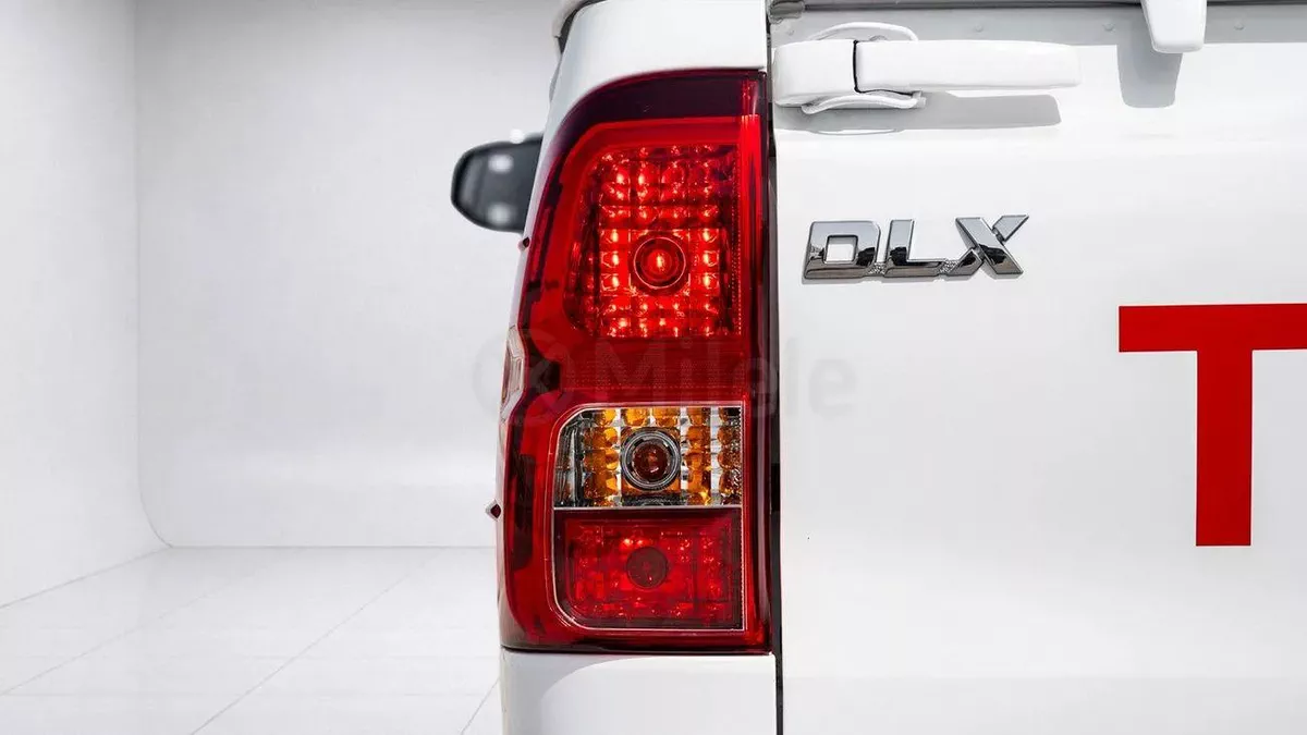 Toyota Hilux DLX-1-1