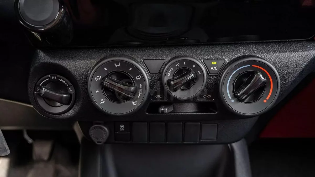 Toyota Hilux DLX-8-8