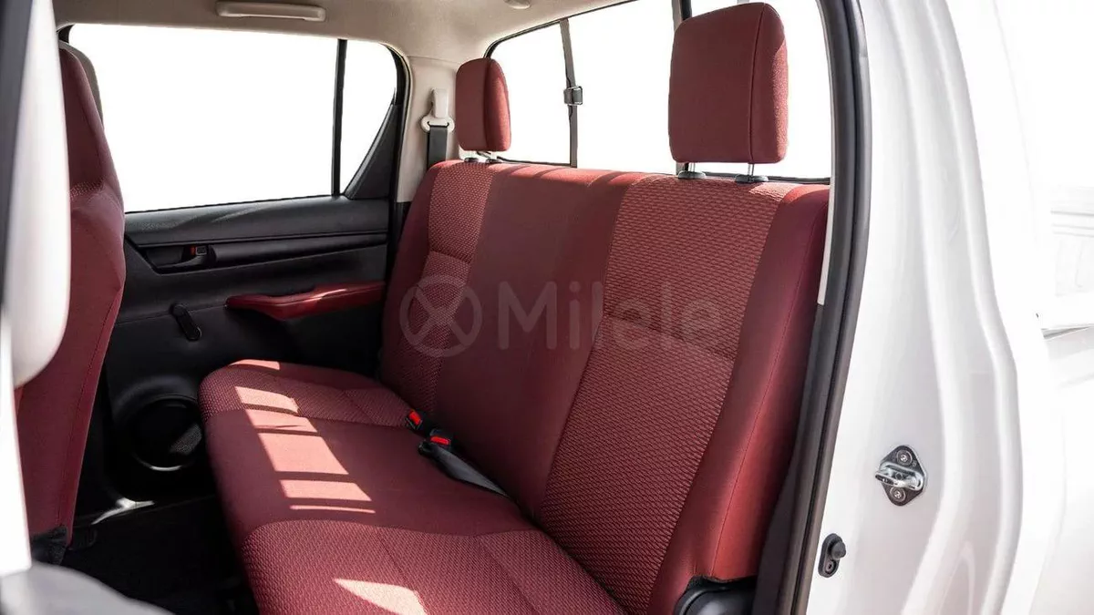 Toyota Hilux DLX-7-7