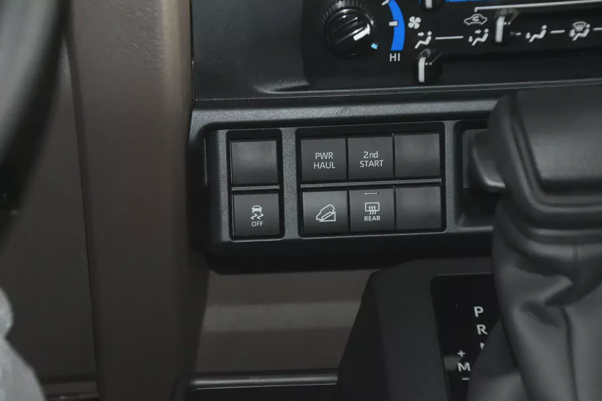 2026 ll Toyota Land Cruiser Lc 76 Gcc ll Al-Futtaim Warranty-15-15