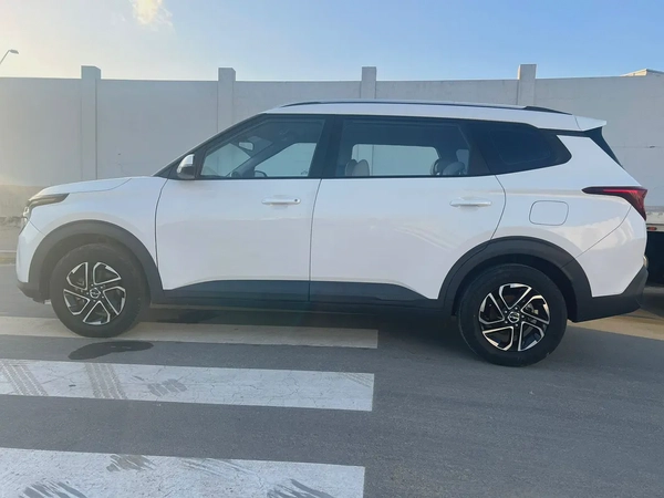 Kia Carens 1.6L EX DLX 2023 - GCC Specs - Excellent Condition