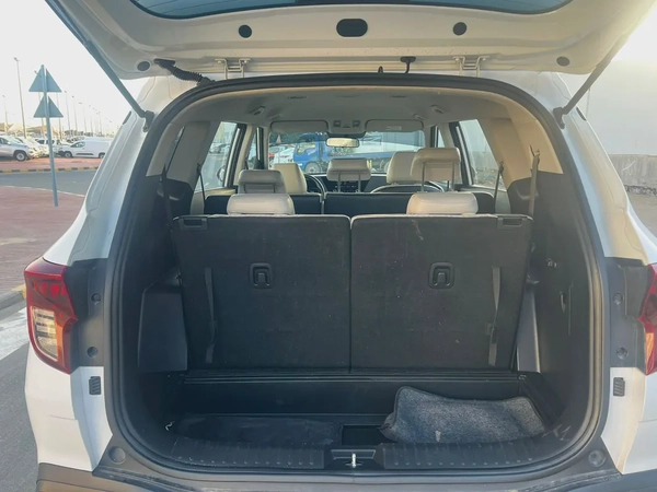 Kia Carens 1.6L EX DLX 2023 - GCC Specs - Excellent Condition