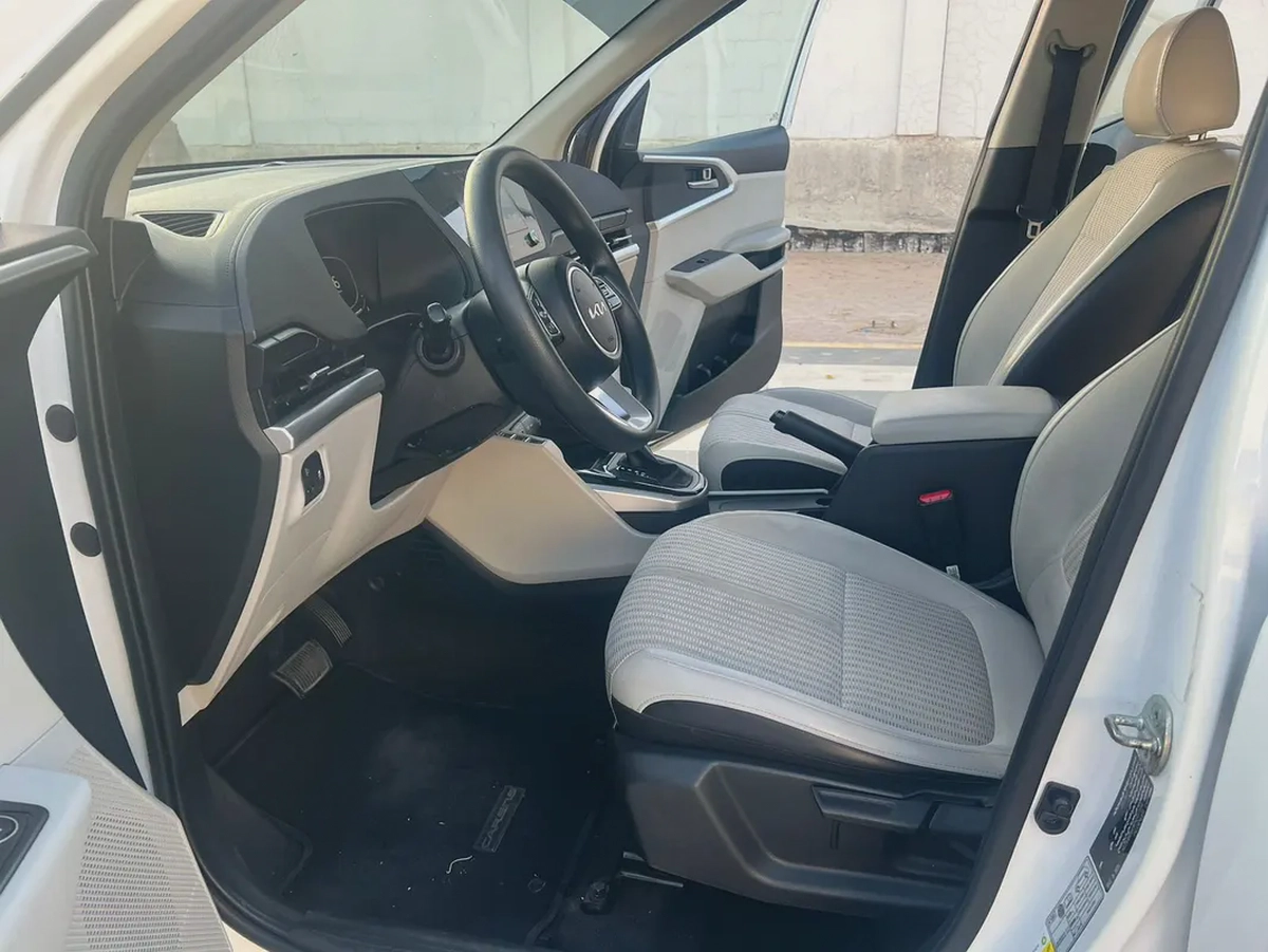 Kia Carens 1.6L EX DLX 2023 - GCC Specs - Excellent Condition-10-10
