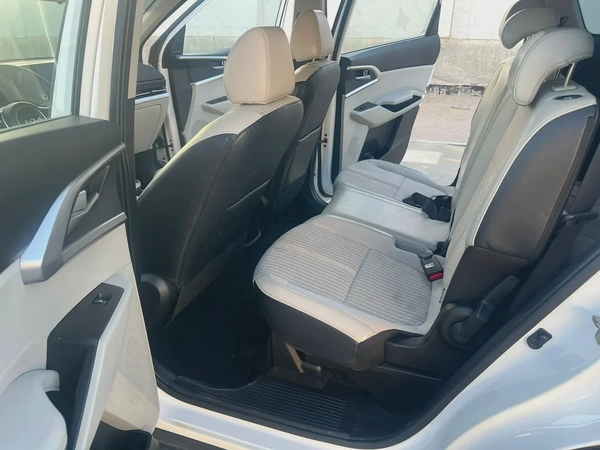 Kia Carens 1.6L EX DLX 2023 - GCC Specs - Excellent Condition