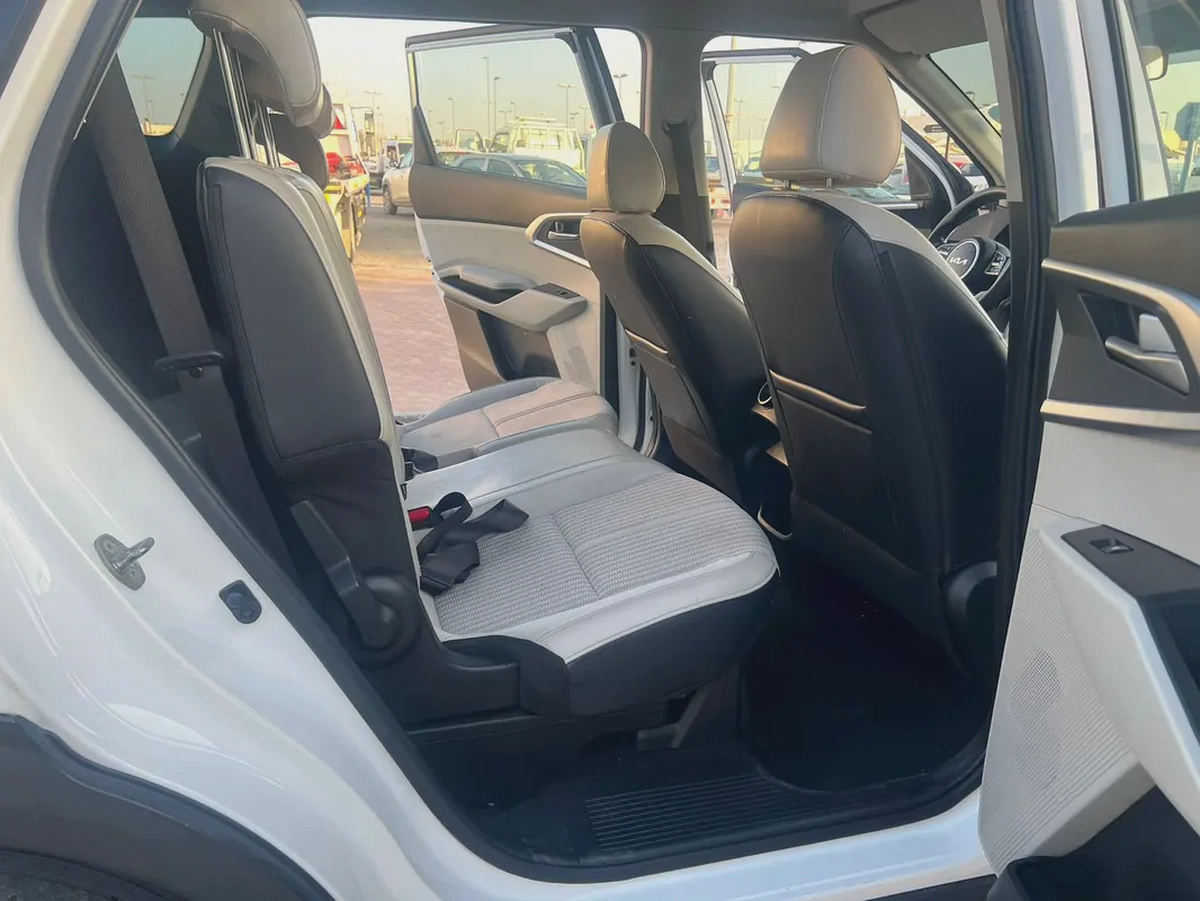 Kia Carens 1.6L EX DLX 2023 - GCC Specs - Excellent Condition-16-16