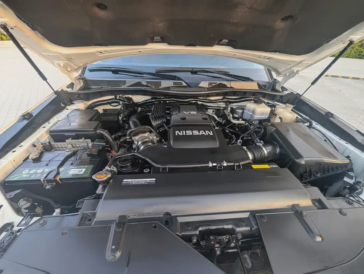 Nissan patrol platinum GCC specs V6 4.0L 2020 Interior and Exterior Excellent Condition-18-18
