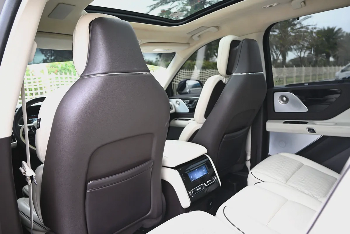 0% DP - UNDER WARRANTY & SERVICE CONTRACT - LINCOLN AVIATOR PRESIDENTIAL (VIP) - GCC SPECS-16-16