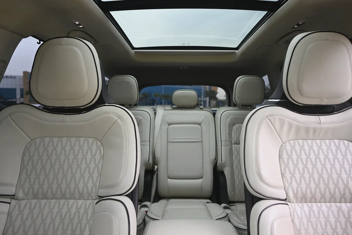 0% DP - UNDER WARRANTY & SERVICE CONTRACT - LINCOLN AVIATOR PRESIDENTIAL (VIP) - GCC SPECS-19-19