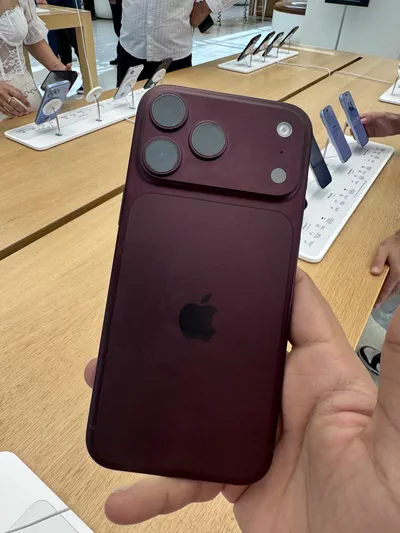 iPhone 18 pro max 2TB Burgandy-5