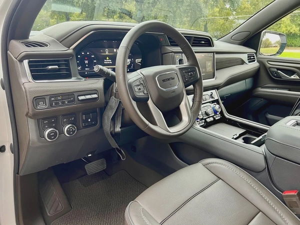 جي ام سي يوكن دينالي ابيض /رمادي خليجي الكندي GMC Yukon Denali 2023 - GCC Specs - Pristine Condition
