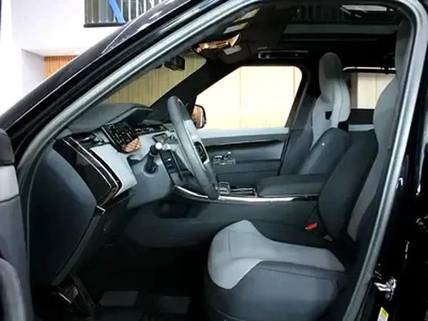 2025 - Range Rover Sport SV - V8 with warranty