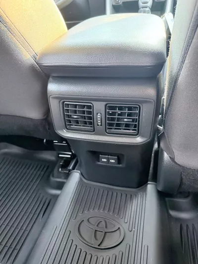 Toyota RAV4 XLE-11