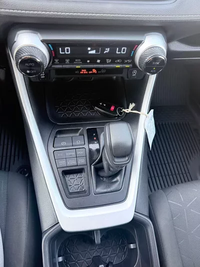 Toyota RAV4 XLE-8
