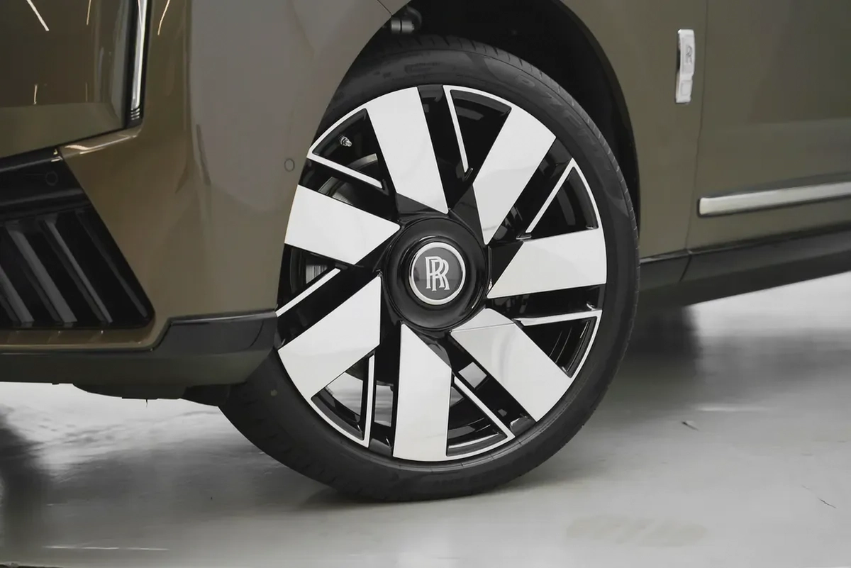2026 ROLLS ROYCE CULLINAN WITH WARRANTY AND SERVICE CONTRACT-12-12