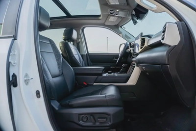 TOYOTA TUNDRA 2024 CRE WHITE-17