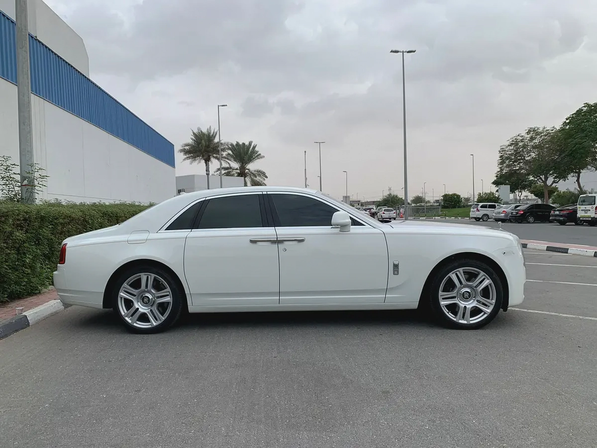 ROLLS ROYCE**2016**GCC SPEC NEAT AND CLEAN-3-3