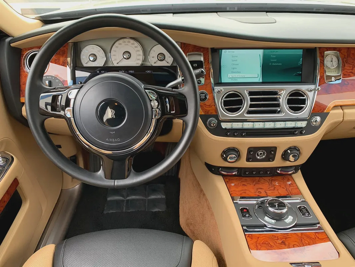 ROLLS ROYCE**2016**GCC SPEC NEAT AND CLEAN-10-10