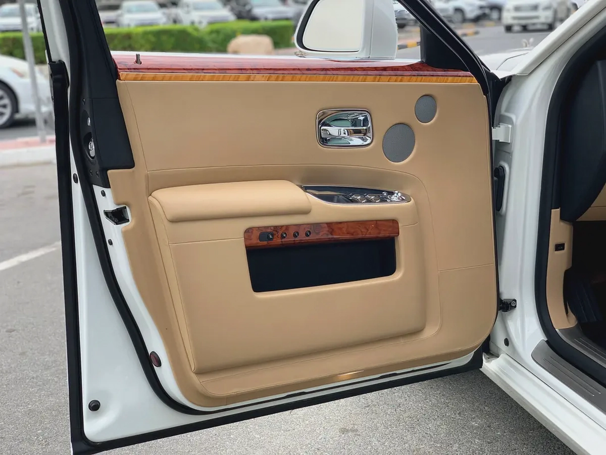 ROLLS ROYCE**2016**GCC SPEC NEAT AND CLEAN-12-12