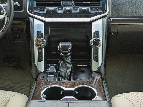 TOYOTA LAND CRUISER 2009 FACELIFTED 2025 WITH INTERIOR AND EXTERIOR GCC IN EXCELLENT CONDITION