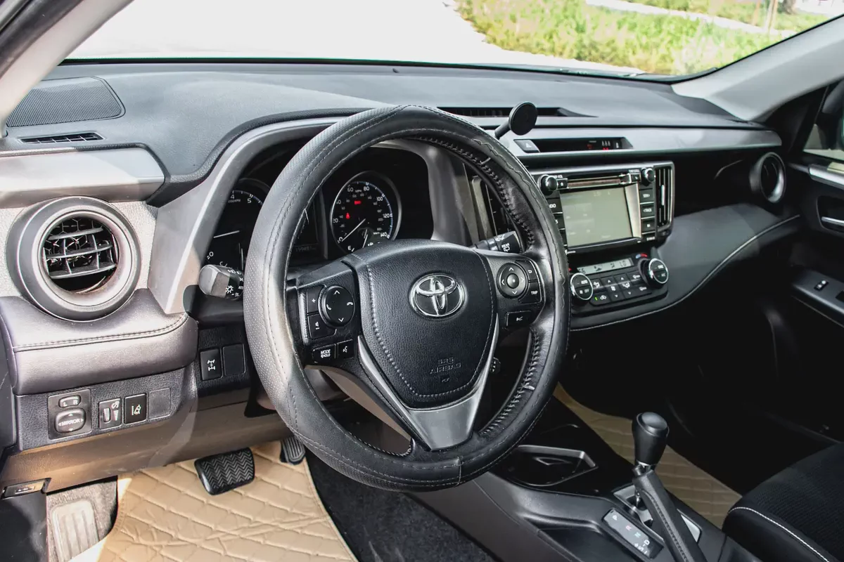 Well Maintained Toyota RAV4 XLE 2017 | American Specs | Sunroof & Alloys-10-10