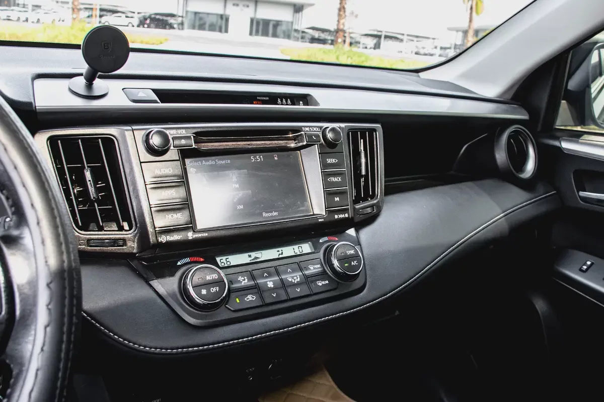 Well Maintained Toyota RAV4 XLE 2017 | American Specs | Sunroof & Alloys-11-11