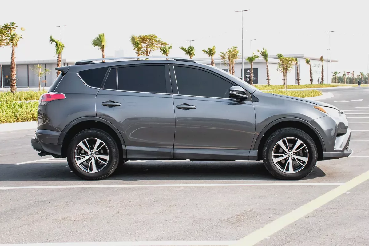 Well Maintained Toyota RAV4 XLE 2017 | American Specs | Sunroof & Alloys-3-3