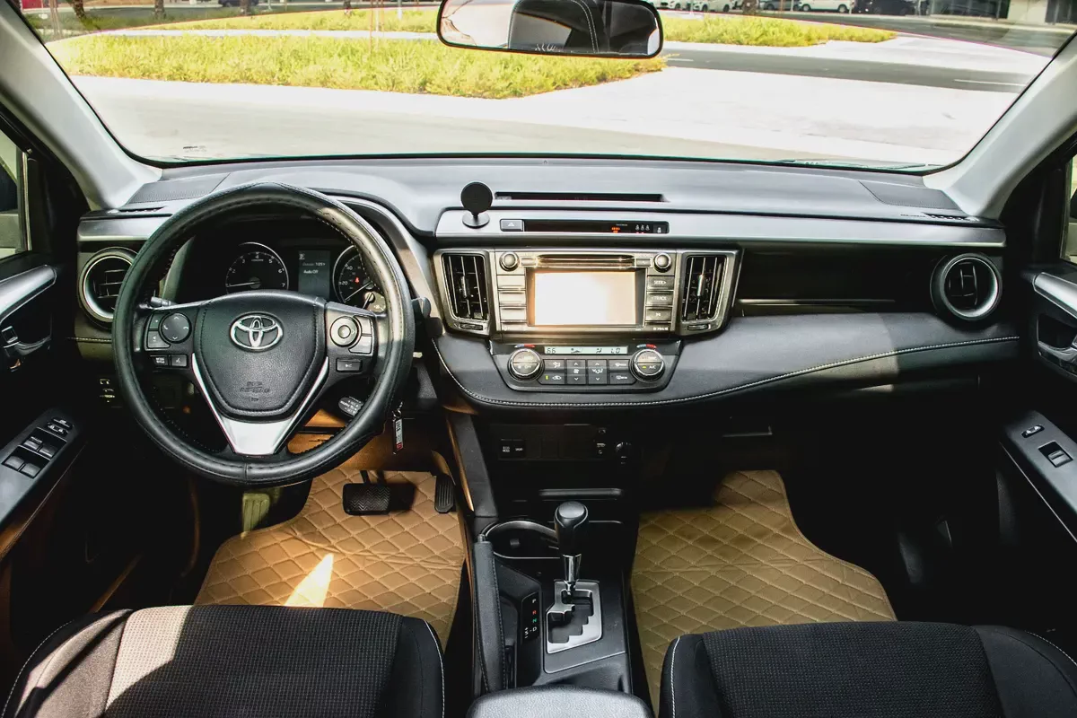 Well Maintained Toyota RAV4 XLE 2017 | American Specs | Sunroof & Alloys-8-8