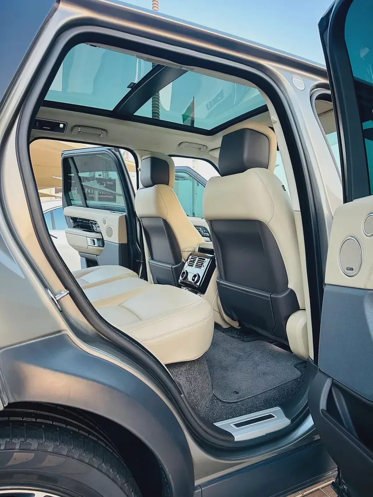 رنج روفر فوج خليجي صبغ وكاله Land Rover Range Rover P400 SE 2020 - GCC Specs-8-8