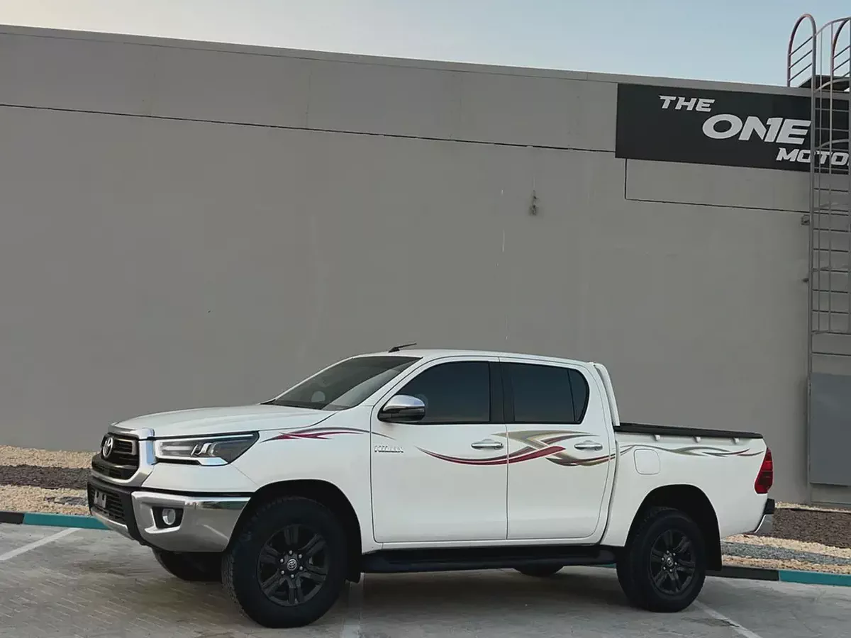 2025 Toyota Hilux SR5 - GCC Specs - Brand New!
