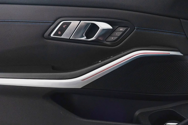 2,187 AED / 60 months | 0% DP | 2019 BMW 330i / Full Service History