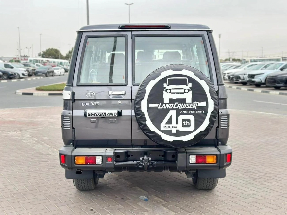 Toyota Land Cruiser 70 DX 4.0L A/T