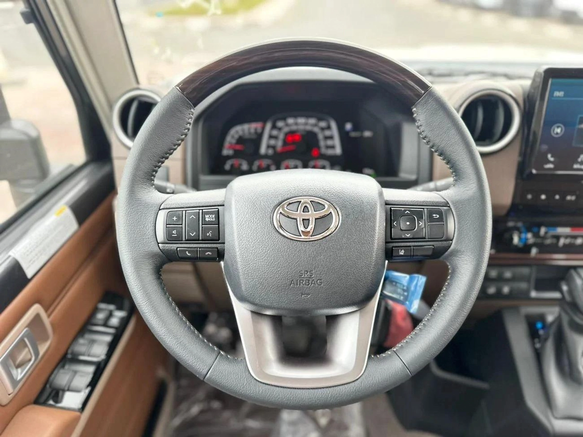 Toyota Land Cruiser 70 DX 4.0L A/T