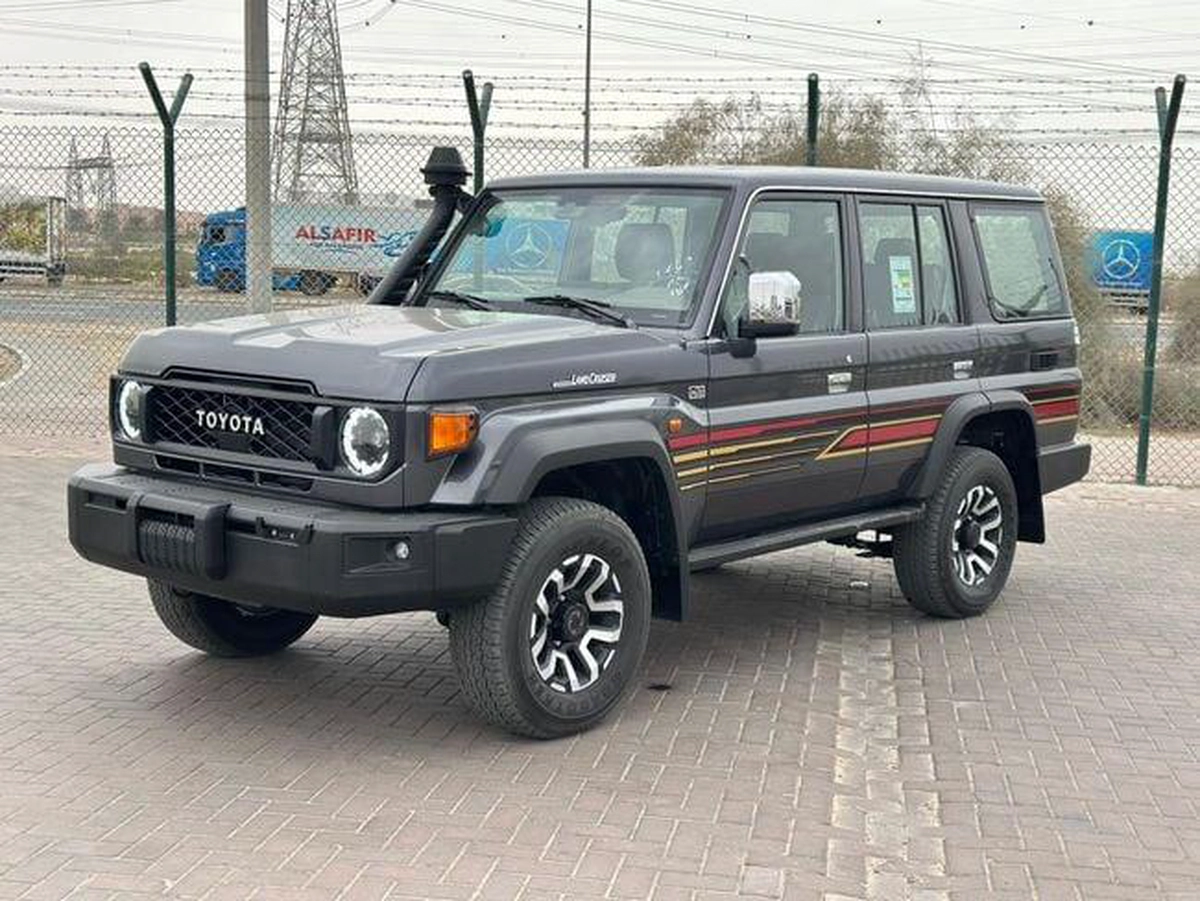 Toyota Land Cruiser 70 DX 4.0L A/T