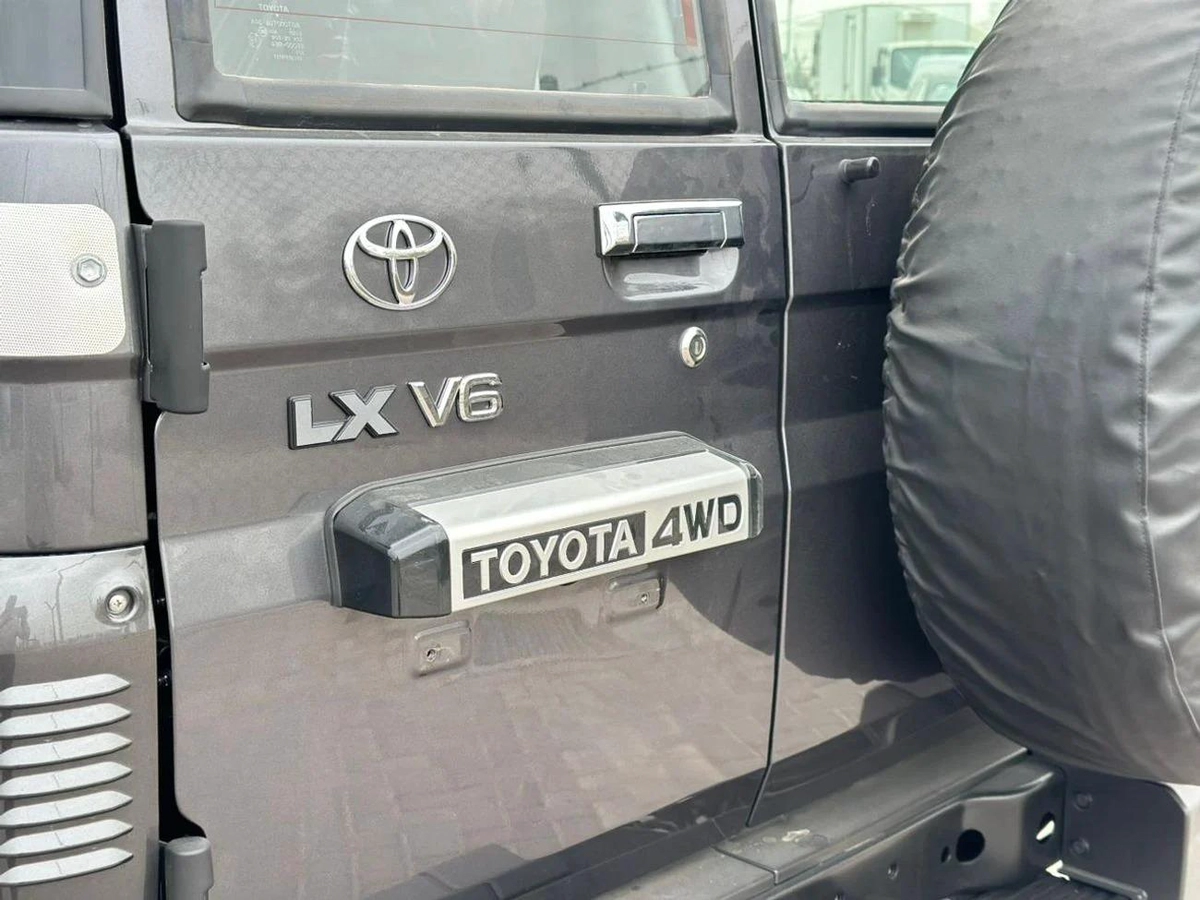 Toyota Land Cruiser 70 DX 4.0L A/T