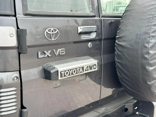 Toyota Land Cruiser 70 DX 4.0L A/T