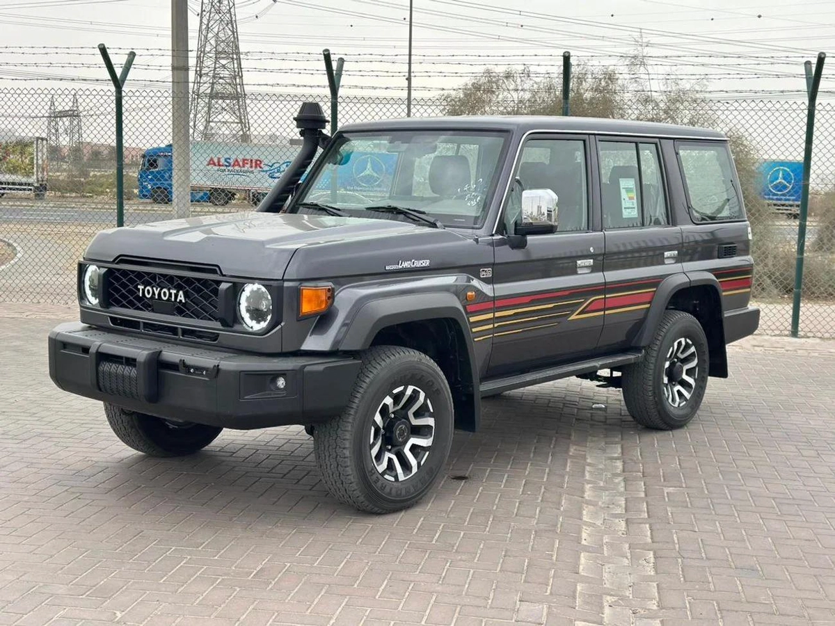 Toyota Land Cruiser 70 DX 4.0L A/T