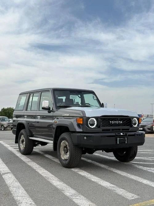 Toyota Land Cruiser 70 DX 4.0L A/T