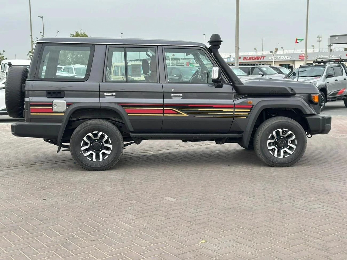 Toyota Land Cruiser 70 DX 4.0L A/T