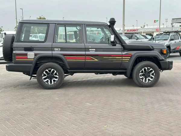 Toyota Land Cruiser 70 DX 4.0L A/T