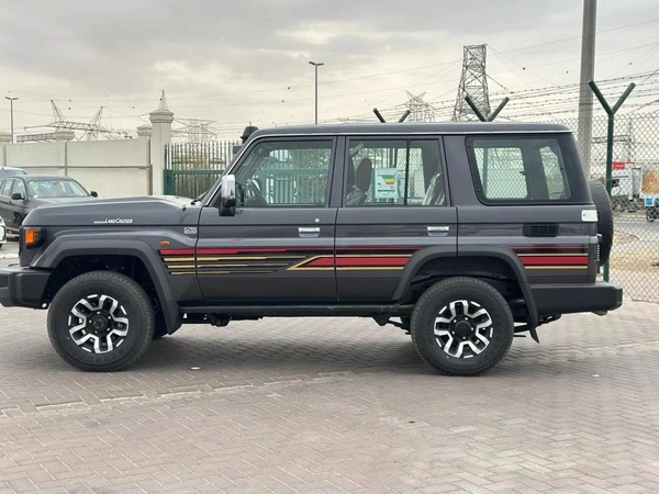 Toyota Land Cruiser 70 DX 4.0L A/T