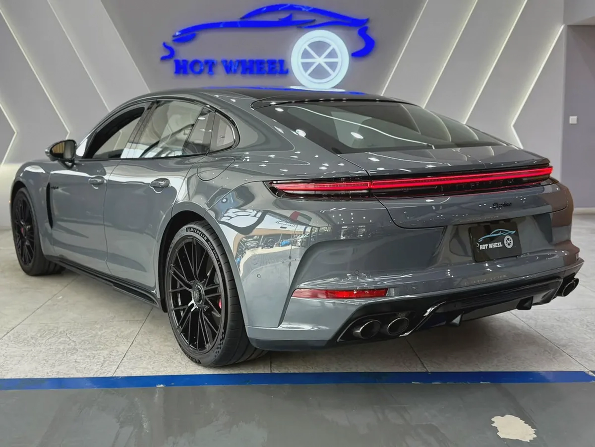 2026 - Porsche Panamera Turbo S E-Hybrid - Performance Luxury Sedan-4-4