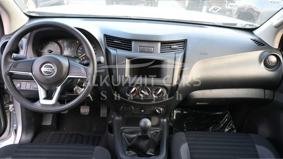 Nissan Navara NISSAN NAVARA 2.5 DIESEL XE 4X 4 MT D C PLUS-6-0