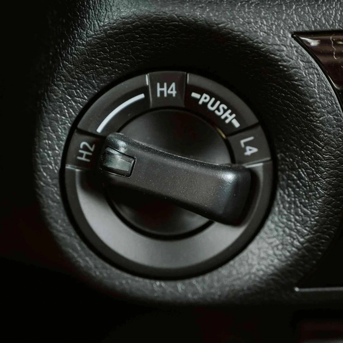Toyota Hilux GLX AT 2.7L-8-8