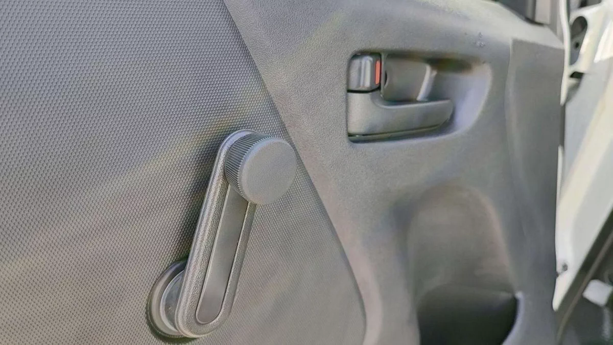 Toyota Hiace DLS - STD ROOF TOYOTA HIACE 2.5L TURBO DIESEL 15 SEATER H.ROOF MT 2025-18-0