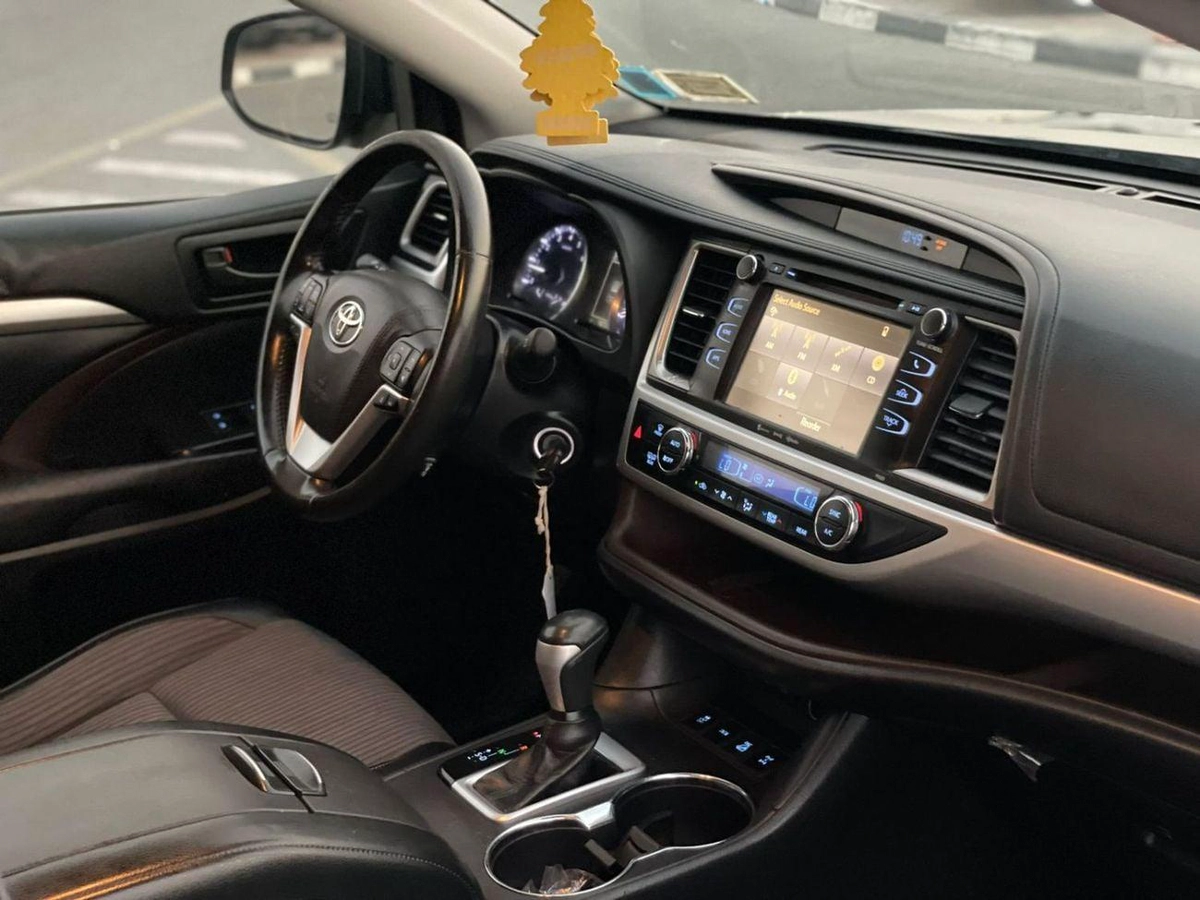 Toyota Highlander LE (NON GCC) 2017 Toyota Highlander LE+ MidOption - 3.5L V6 - 4x4 AWD - Full 7 Seater - Trunk Auto-12-0