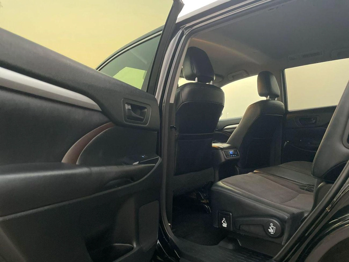 Toyota Highlander LE (NON GCC) 2017 Toyota Highlander LE+ MidOption - 3.5L V6 - 4x4 AWD - Full 7 Seater - Trunk Auto-15-0