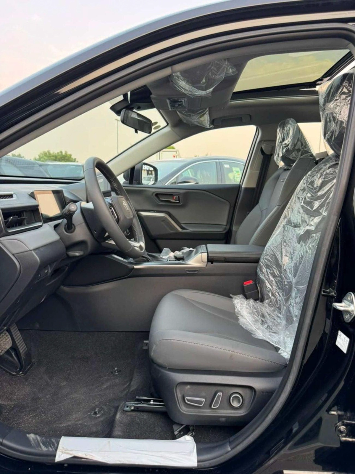 Toyota RAV4 LUXURY HEV LUXURY || 2.0L PETROL V4 | RADAR | PANORAMIC ROOF | REAR ENTERTAINMENT SCREEN | FULL OPTION (CODE #-9-0