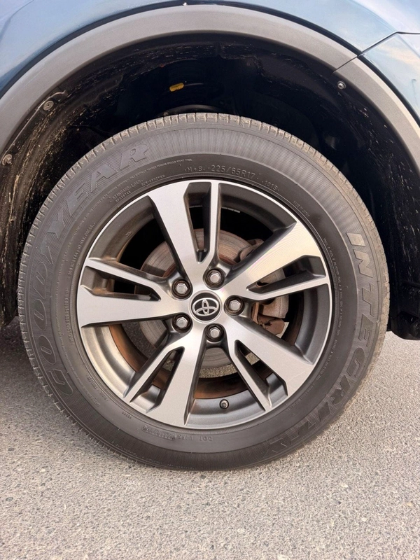 Toyota RAV4 XLE 2.5L / Sunroof, 4WD Full option