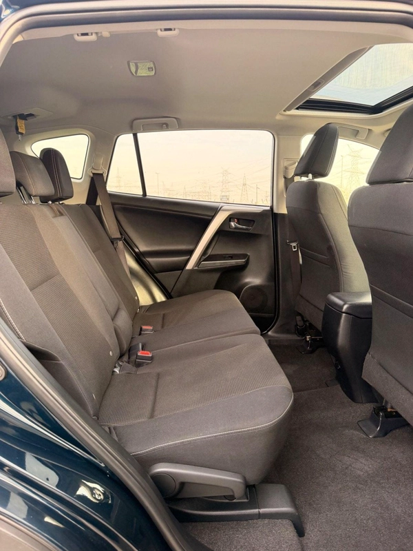 Toyota RAV4 XLE 2.5L / Sunroof, 4WD Full option