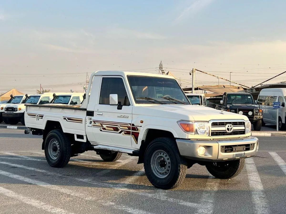 Toyota Land Cruiser Pick Up  2018 Toyota Land Cruiser Pick up - Single Cabin - 4.0L V6 - AWD 4x4 - Patrol Manual - Fully Maintain